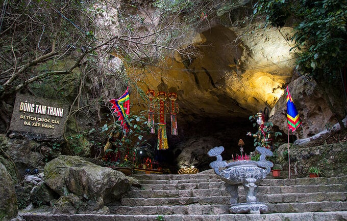 Động Tam Thanh ẩn mình trong núi đá vôi tọa lạc tại phường Tam Thanh, TP Lạng Sơn