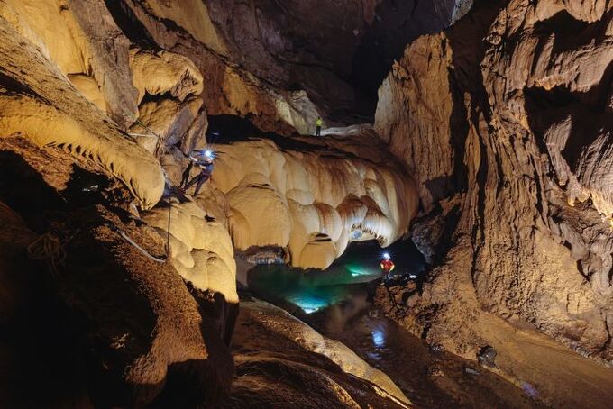 Không gian tuyệt đẹp của hang Va với thạch nhũ với cấu tạo đặc biệt