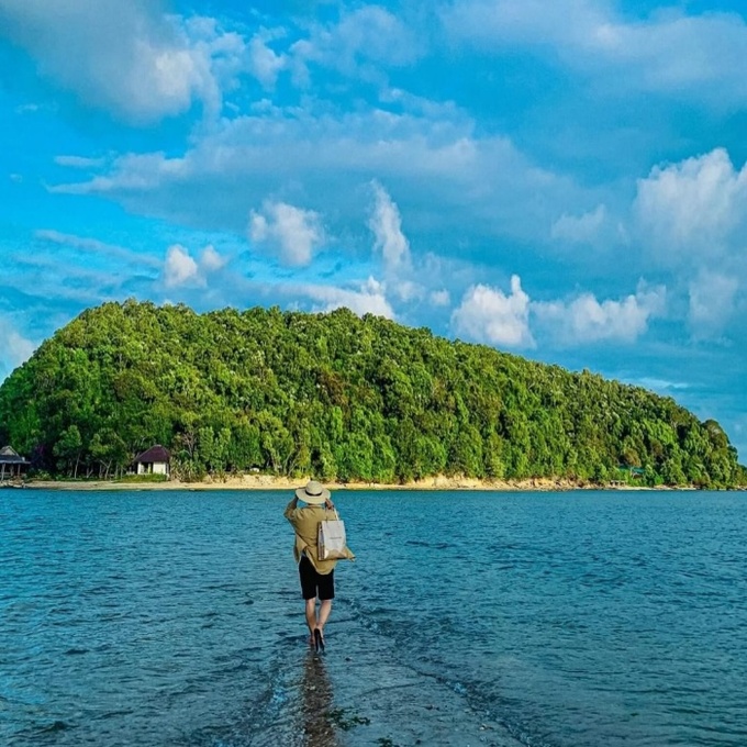 Sắc xanh ngự trị ở đảo Nhất Tự Sơn khiến du khách mê mẩn