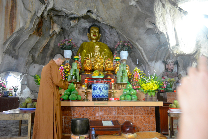 Tượng Phật được đặt ngay chính giữa