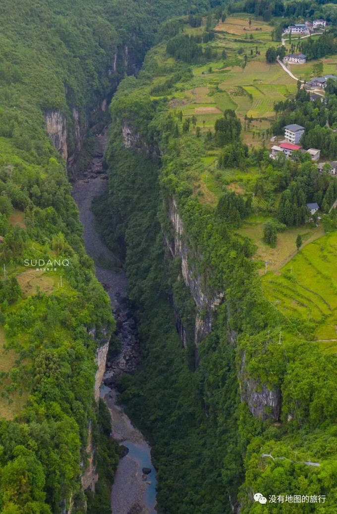 Hẻm núi có tổng chiều dài lên đến 108km và diện tích hơn 300km2