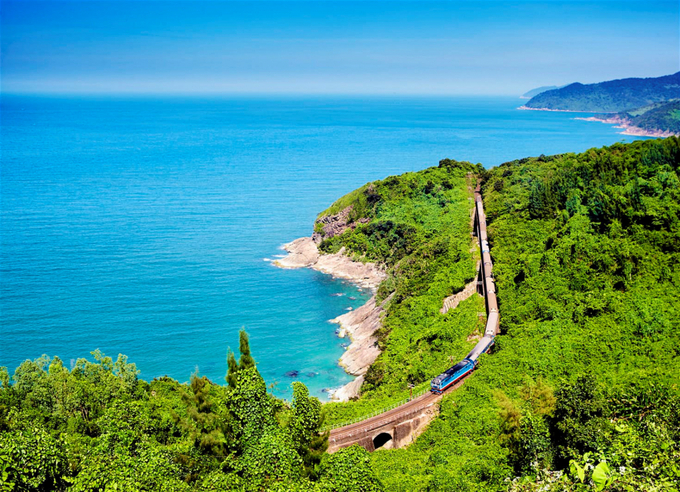 Bạn có thể ngồi trên tàu ngắm nhìn khung cảnh biển từ đèo Hải Vân, cùng với đó là những mảng rừng xanh mướt mắt