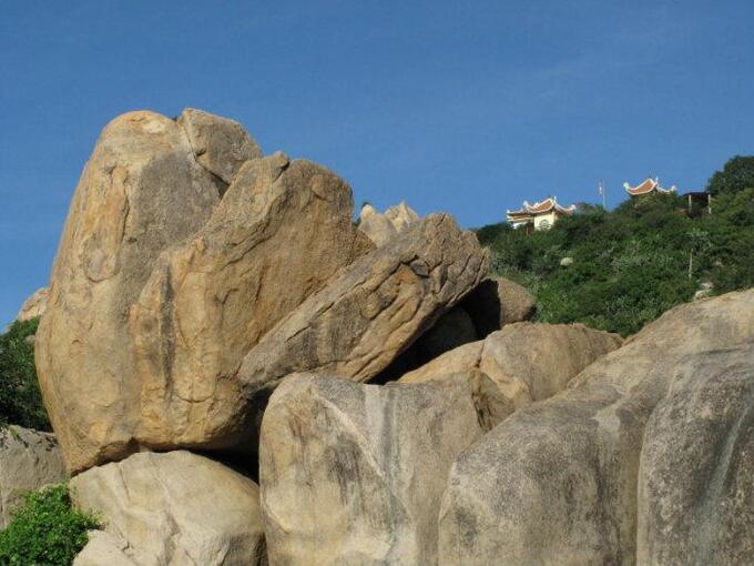Nhiều tảng đá hình dáng như viên đá cuội, nằm chênh vênh giữa lưng chừng núi nhưng thật ra rất vững chãi