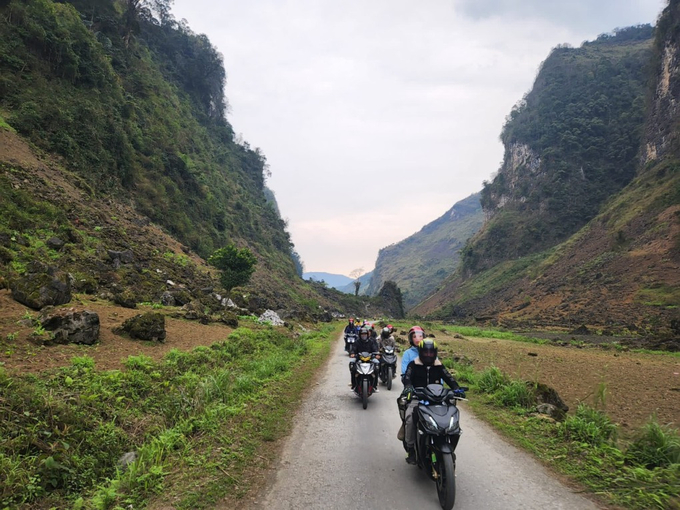 Cung đường này khiến khách Tây mê mẩn. Ảnh: BiBi Ha Giang Tour