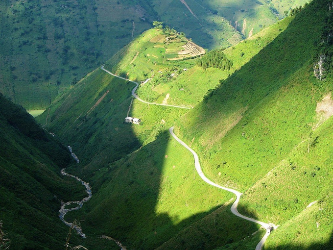 Từ đoạn đường đèo Mã Pí Lèng, du khách có thể nhìn thấy những con đường núi quanh co khác ngoằn ngoèo về phía xa