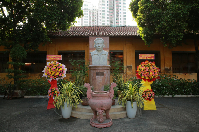 Tượng đài nguyên Tổng Bí thư Trần Phú trong khuôn viên trại giam