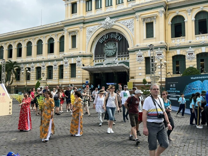 Bên cạnh đó, Sở Du lịch cũng sẽ tổ chức kiểm tra có trọng tâm kế hoạch năm được phê duyệt. Sở phối hợp với Công an TP và UBND các quận 1, 3, 5, khu vực tập trung đông khách du lịch quốc tế và thường xảy ra trộm cắp tài sản, chèo kéo du khách để đảm bảo an ninh trật tự du lịch và an toàn cho du khách