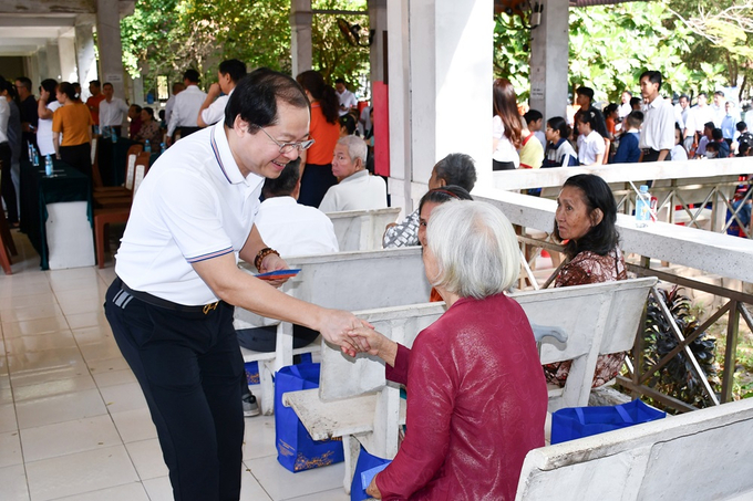 Ông Nguyễn Bá Trị, Phó Tổng Giám đốc Sacombank thăm hỏi và trao quà Tết cho người dân có hoàn cảnh khó khăn tại TP. Cần Thơ.