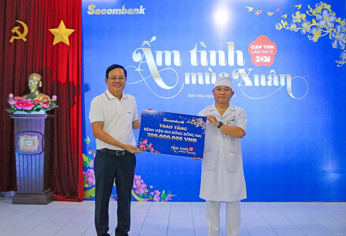 Ông Phạm Thanh Kỳ, Giám đốc Khu vực Đông Nam bộ Sacombank trao biểu trưng hỗ trợ cho ông Lê Anh Phong, Giám đốc Bệnh viện Nhi đồng Đồng Nai.