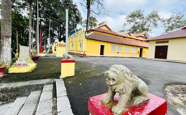 Bên trong là không gian cổ kính có phần tôn nghiêm