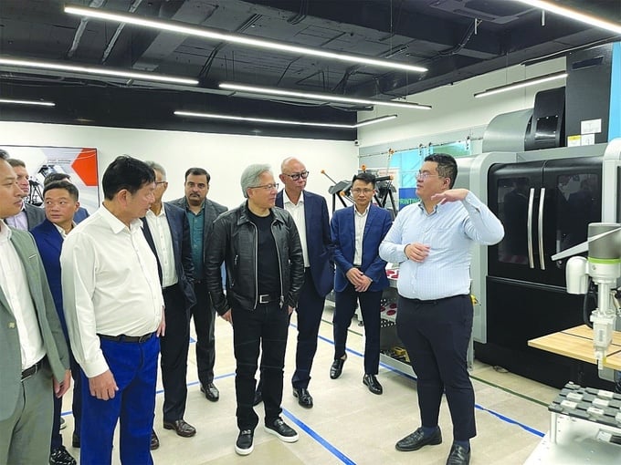 Ông Jensen Huang, Chủ tịch, Tổng giám đốc Tập đoàn Nvidia - tập đoàn sản xuất chip lớn nhất thế giới có giá trị thị trường gần 1.200 tỷ USD thăm Trung tâm đổi mới sáng tạo quốc gia (NIC) cơ sở tại Cầu Giấy (Hà Nội) ngày 11/12/2023. Ảnh: QM