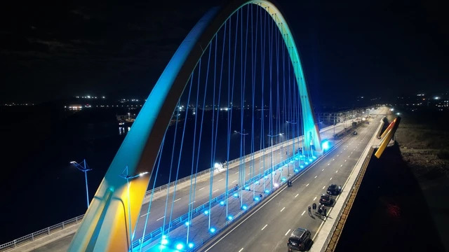 Cầu được thiết kế với hơn 600 bóng đèn LED, vào buổi tối tỏa bóng lung linh xuống mặt vịnh Cửa Lục. Ảnh: Báo Thanh Niên