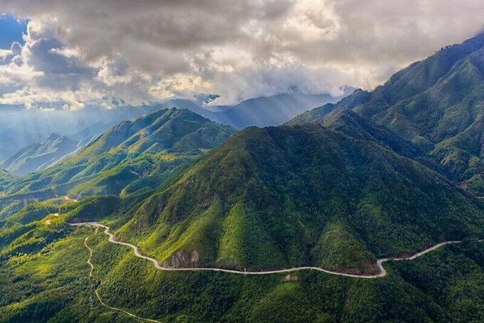 Đường Trường Sơn - đường Hồ Chí Minh nằm trên dãy Trường Sơn, dãy núi dài qua lãnh thổ ba nước Đông Dương: Việt Nam, Lào và Campuchia, riêng tại Việt Nam, đỉnh núi cao nhất là 2.178m