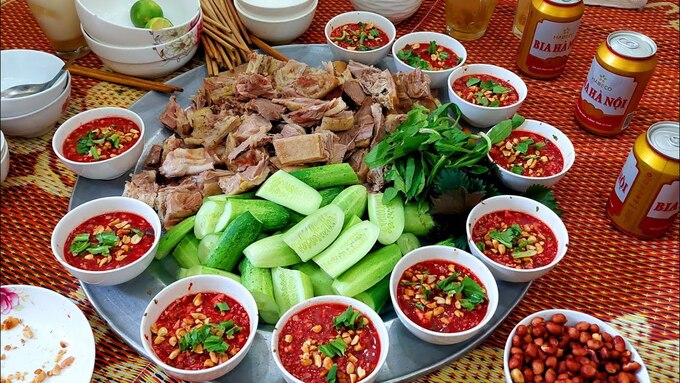 Nhiều loại tiết canh được bán kèm theo thịt thành phẩm trên mạng xã hội, điều này tiềm ẩn nguy cơ gây hại rất lớn với sức khỏe