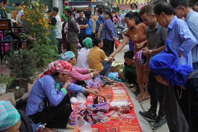 Những sản vật của địa phương được bà con bày bán ở chợ gồm những mặt hàng quen thuộc như: trang sức, ngô khoai, gia cầm, gia súc, củ mài, củ ấu, măng, rau rừng, mật ong…