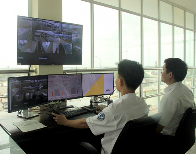 Toàn bộ hệ thống âu tàu được điều khiển tự động bằng một tòa nhà trung tâm, có màn hình camera dám sát hai khu vực đầu âu