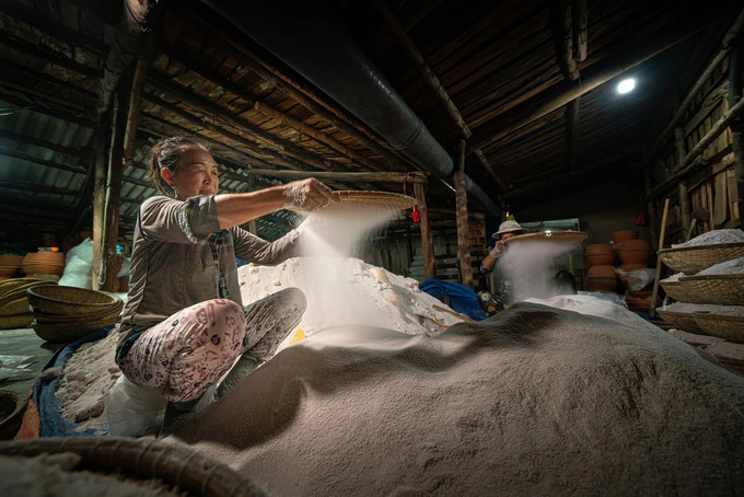 Muối sau khi hầm được sàn tay lấy bột muối thơm, mịn. Ảnh: Nguyễn Ngọc Hòa