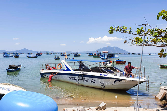 Đời sống trên đảo còn khá hoang sơ, đậm tính bản địa