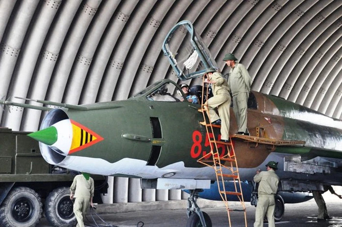 Chuẩn bị cho máy bay Su-22 trước khi bay huấn luyện. Ảnh: Báo Người Lao Động