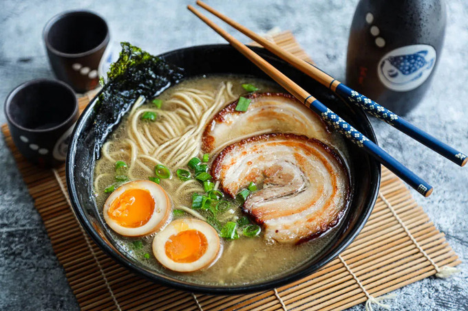 Tonkotsu ramen có đặc trưng là sử dụng sợi mì mảnh, lượng mì ít hơn các loại khác