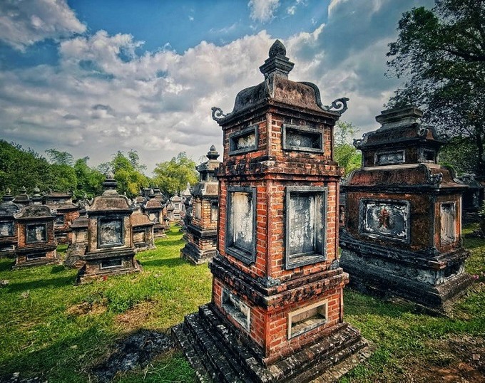 Các ngôi tháp mộ xếp hàng hàng, lớp lớp