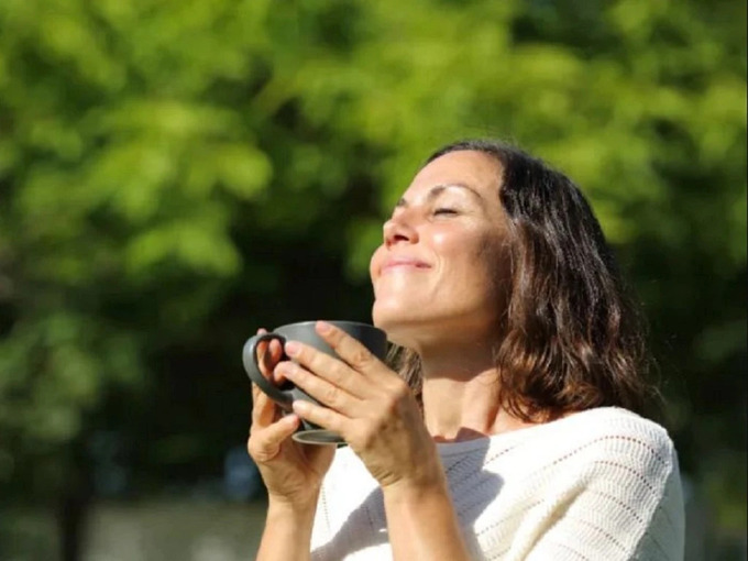 Tiếp xúc với ánh nắng mặt trời kích thích cơ thể sản xuất vitamin D