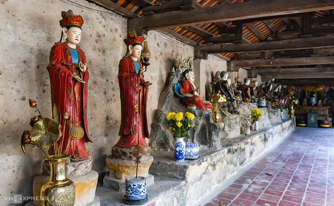 Hiện tại ở chùa Nôm có hơn 100 bức tượng làm bằng đất. Đây là ngôi chùa có số lượng tượng thờ bằng đất lớn nhất ở Việt Nam. Ảnh: VnExpress