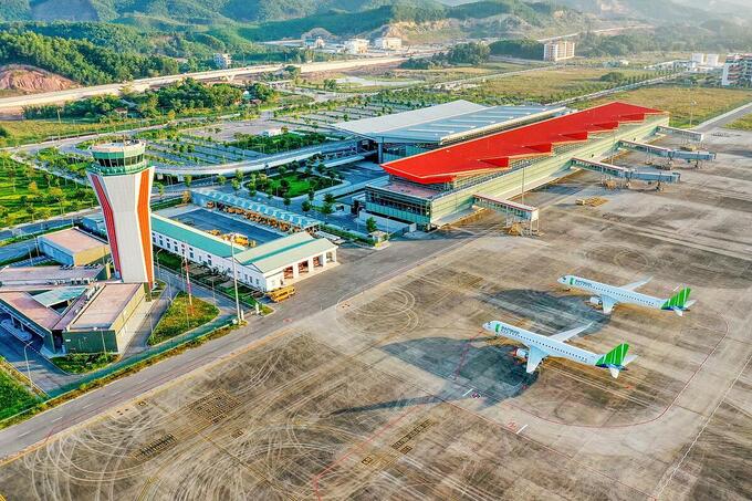 Theo quy hoạch, đến năm 2030 sân bay Vân Đồn sẽ hoàn thành đường lăn song song với đường băng, hoàn chỉnh đơn nguyên còn lại của nhà ga, nâng công suất lên 5 triệu hành khách/năm, vị trí đỗ 15 máy bay cùng lúc...