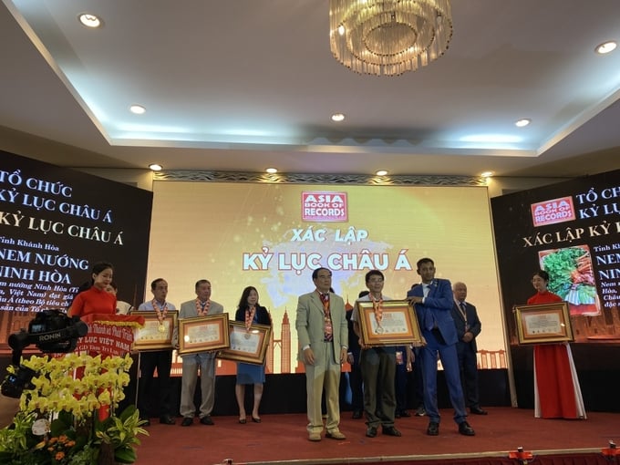 Đại diện thị xã Ninh Hòa nhận bằng chứng nhận xác lập kỷ lục cho món nem nướng Ninh Hòa