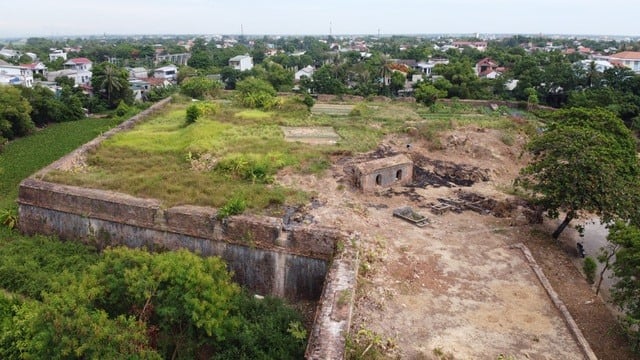 Pháo đài Tây Thành lộ ra ngôi hỏa dược khố và các pháo nhãn phòng thủ xưa của triều Nguyễn. Ảnh: Đại Dương/Báo Lao Động
