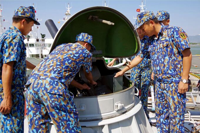 Cán bộ chiến sĩ kiểm tra, bảo quản tính năng pháo AK-630 trên tàu 383. Ảnh: Đặng Đồng/Báo Tin Tức