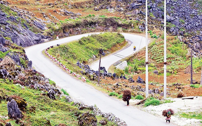 Con đèo xuyên qua núi non trùng điệp trên địa bàn huyện Mèo Vạc. Ảnh: Báo Nhân Dân