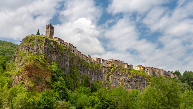 Castellfollit de la Roca là một trong những ngôi làng nhỏ nhất ở Tây Ban Nha