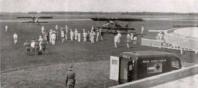 Phi cơ của vua Bảo Đại đáp xuống phi trường Tân Sơn Nhứt lúc này vẫn là sân cỏ