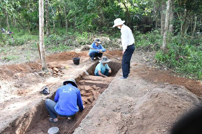 Dấu tích bức tường bao nằm dưới lòng đất vừa được phát lộ. Ảnh: MS/Báo Tiền Phong