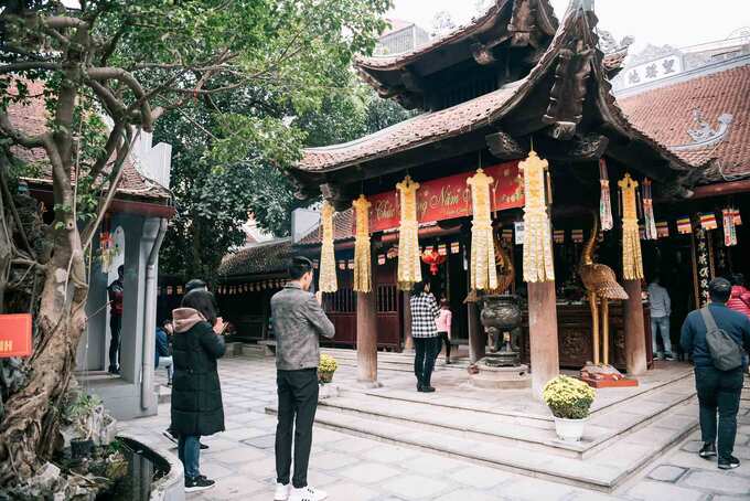 Phía sau chính điện của chùa là Điện Mẫu