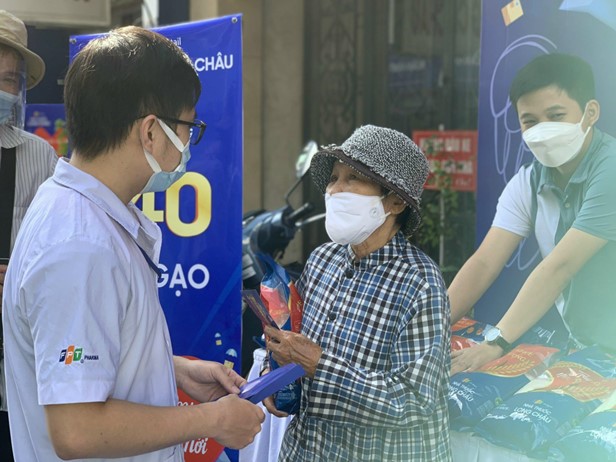 “Long Châu sẻ chia” là hoạt động xã hội định kỳ của FPT Long Châu với quy mô lớn, ‘dài hơi’ và trải khắp các tỉnh thành trên cả nước.