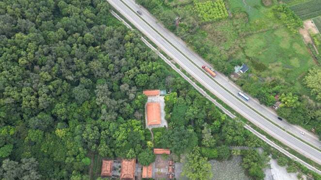 Ngôi đền cổ cách TP Thanh Hoá gần 18km về phía Bắc và cách Hà Nội khoảng 140km về hướng nam