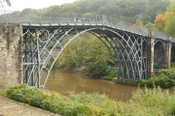 Trong những thập kỷ tiếp theo, Iron Bridge được gia cố bằng cách xây thêm thanh chống bằng bê tông cốt thép