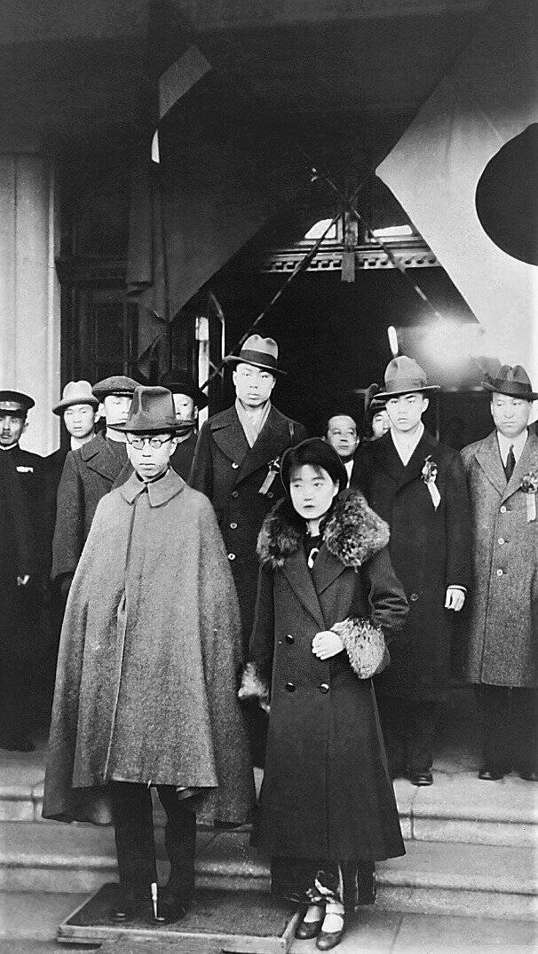 Hoàng đế Phổ Nghi và hoàng hậu Uyển Dung vào năm 1932. Ảnh: Public Domain