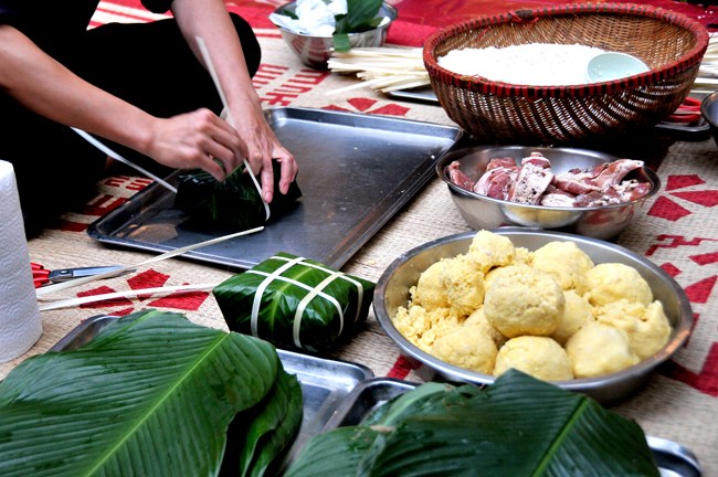 Bánh chưng không chỉ đơn giản là món bánh để thờ cúng đất trời, mà còn tượng trưng cho niềm vui sum họp, niềm hân hoan khi ngày Tết đến