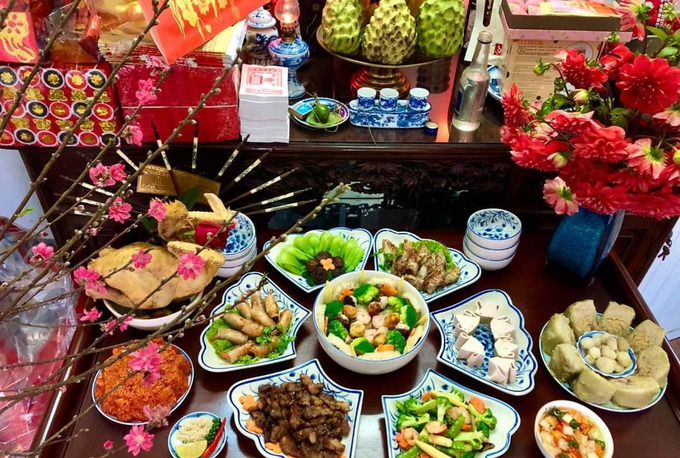 Mâm cúng Tất niên cho công ty cũng giống như mâm cúng ở nhà. Ảnh: Hương Nguyễn