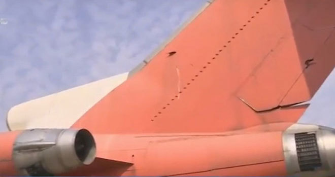Sau gần 17 năm nằm phơi sương gió, nước sơn của máy bay từ màu đỏ đã chuyển thành màu cam và han gỉ nhiều chi tiết. Phần đuôi vẫn còn vết nứt. Ảnh: VnExpress