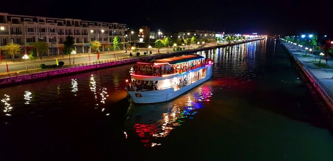 Lấy du lịch đường thủy nội địa - tàu du lịch nhà hàng làm trọng tâm khai thác, kết nối các điểm du lịch dọc tuyến kênh xáng Xà No như: Di tích Quốc gia đặc biệt Chiến thắng Chương Thiện, Di tích Chiến thắng Vàm Cái Sinh, Khu căn cứ Tỉnh ủy, Vùng du lịch cộng đồng Khóm Câu Đúc và các điểm du lịch đường bộ trên địa bàn tỉnh sẽ tạo thành sản phẩm du lịch hoàn chỉnh góp phần phục hồi ngành du lịch trong điều kiện bình thường mới