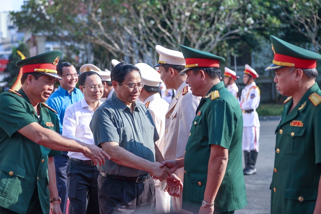 Thủ tướng tặng quà cán bộ, chiến sĩ Bộ Chỉ huy quân sự thành phố Cần Thơ và Công an thành phố Cần Thơ.