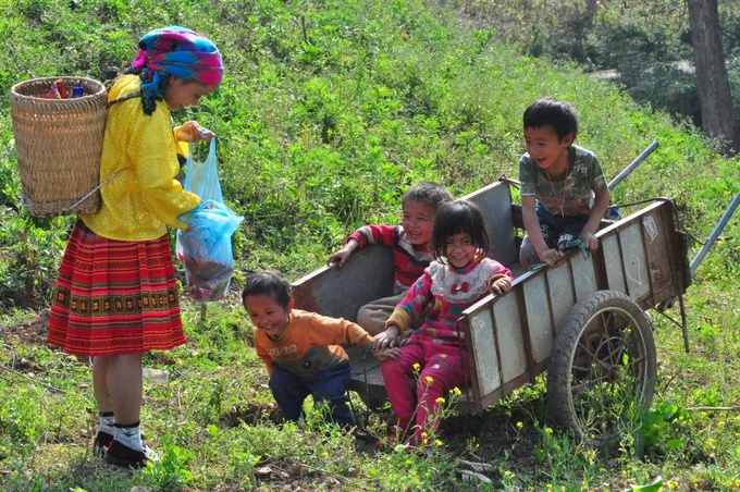 Trong làng, phụ nữ dệt vải để làm quần áo. Trẻ em vô tư chơi đùa, chỉ cần cho kẹo bánh là chúng tíu tít, khuôn mặt đứa nào đứa nấy cười đùa như trẩy hội