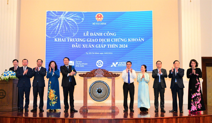 Lễ đánh công khai trương giao dịch chứng khoan đầu xuân Giáp Thìn 2024 được tổ chức tại trụ sở HOSE.