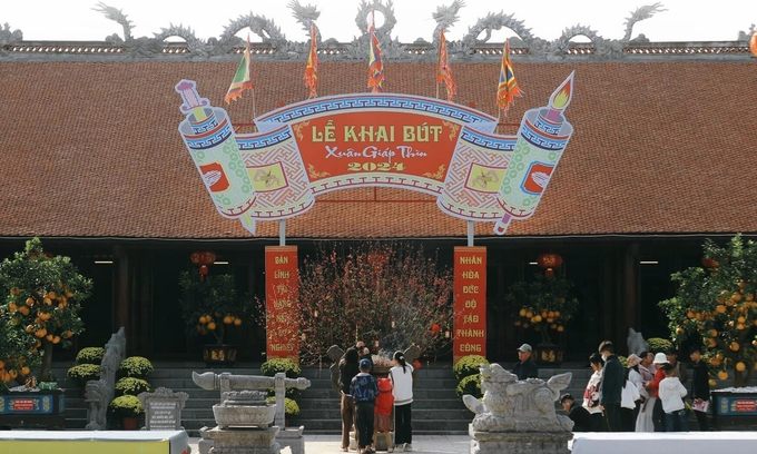 Trước sân chính điện cũng là nơi diễn ra nhiều sự kiện lớn, thu hút người dân địa phương và du khách