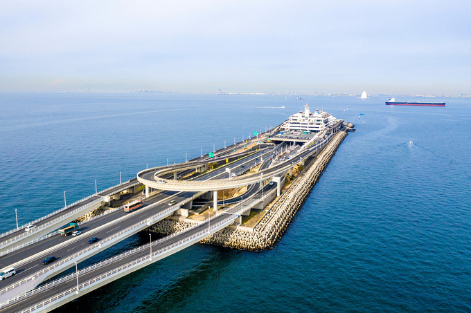 Tokyo Bay Aqua-Line có chiều dài 14km, bao gồm một cây cầu dài 4,4km nổi trên mặt nước và một đường hầm dài 9,6km chìm dưới vịnh Tokyo