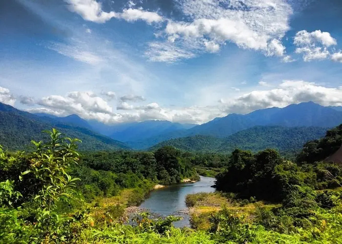 Núi Hồng Lĩnh hùng vỹ nhưng cũng không kém phần thơ mộng